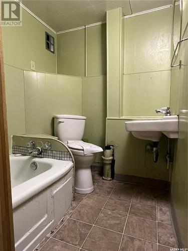 404 Macleod Avenue E, Melfort, SK - Indoor Photo Showing Bathroom