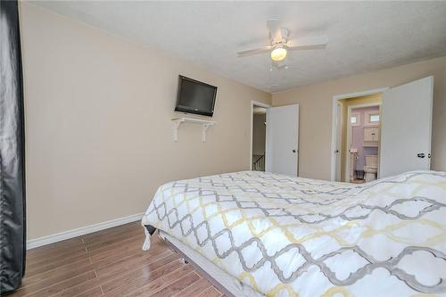 1548 Newlands Crescent|Unit #14, Burlington, ON - Indoor Photo Showing Bedroom