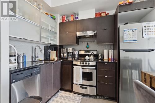 2612 - 170 Fort York Boulevard, Toronto C01, ON - Indoor Photo Showing Kitchen