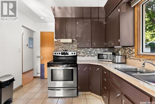 1359 Royal Street, Regina, SK - Indoor Photo Showing Kitchen With Double Sink With Upgraded Kitchen