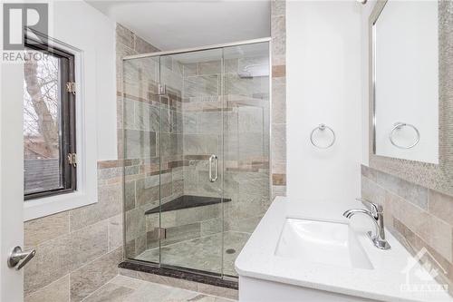 47 Lees Avenue, Ottawa, ON - Indoor Photo Showing Bathroom