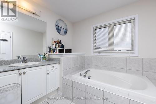 7810 Sassafras Trail, Niagara Falls, ON - Indoor Photo Showing Bathroom