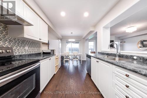 7810 Sassafras Trail, Niagara Falls, ON - Indoor Photo Showing Kitchen With Double Sink With Upgraded Kitchen