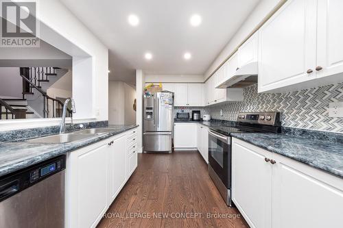 7810 Sassafras Trail, Niagara Falls, ON - Indoor Photo Showing Kitchen With Double Sink With Upgraded Kitchen