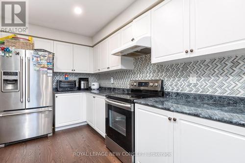 7810 Sassafras Trail, Niagara Falls, ON - Indoor Photo Showing Kitchen