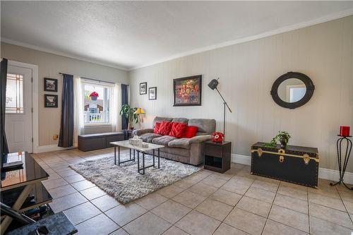 197 Fennell Avenue E, Hamilton, ON - Indoor Photo Showing Living Room