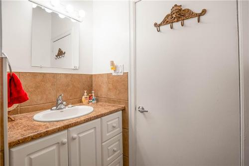 197 Fennell Avenue E, Hamilton, ON - Indoor Photo Showing Bathroom