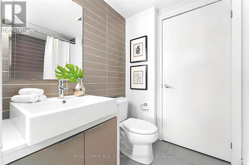 610 - 5 Hanna Avenue, Toronto (Niagara), ON - Indoor Photo Showing Bathroom