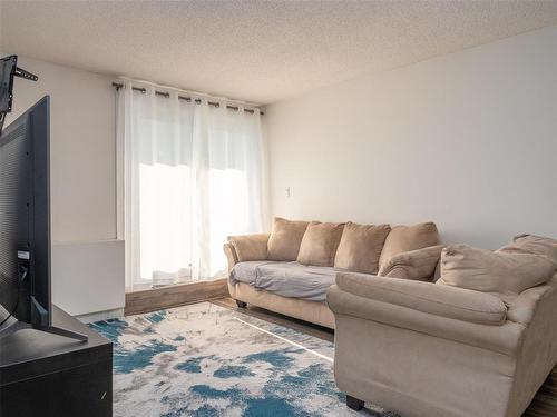 8 1330 Markham Road, Winnipeg, MB - Indoor Photo Showing Living Room