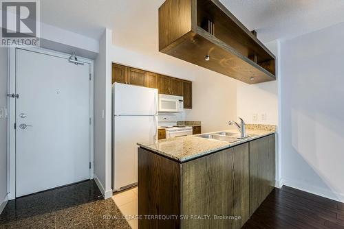 911 - 81 Navy Wharf Court, Toronto, ON - Indoor Photo Showing Kitchen With Double Sink