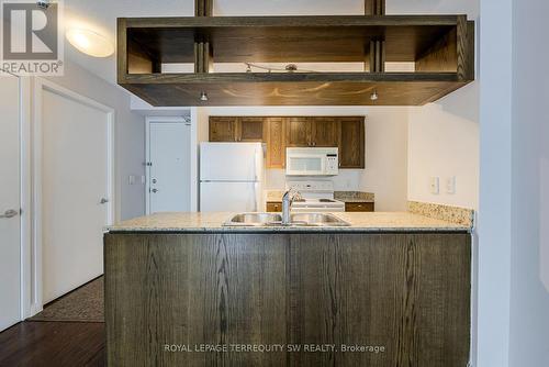 911 - 81 Navy Wharf Court, Toronto, ON - Indoor Photo Showing Kitchen