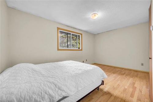 110 Guildwood Drive, Hamilton, ON - Indoor Photo Showing Bedroom