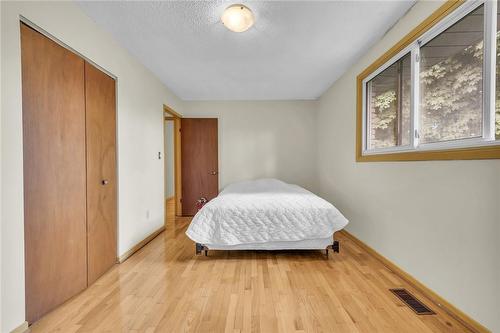 110 Guildwood Drive, Hamilton, ON - Indoor Photo Showing Bedroom