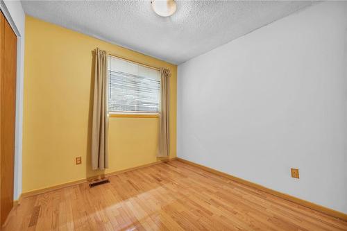 110 Guildwood Drive, Hamilton, ON - Indoor Photo Showing Other Room