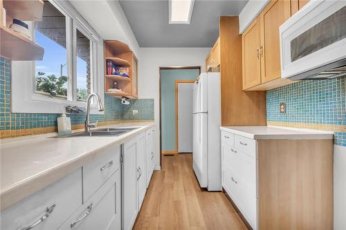 110 Guildwood Drive, Hamilton, ON - Indoor Photo Showing Kitchen With Double Sink