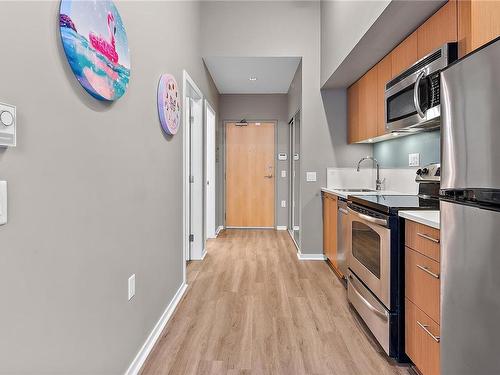 104-834 Johnson St, Victoria, BC - Indoor Photo Showing Kitchen