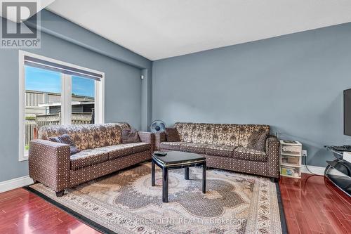132 Benziger Lane, Hamilton, ON - Indoor Photo Showing Living Room