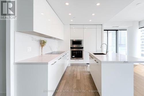 915 - 1 Gloucester Street, Toronto (Church-Yonge Corridor), ON - Indoor Photo Showing Kitchen With Upgraded Kitchen