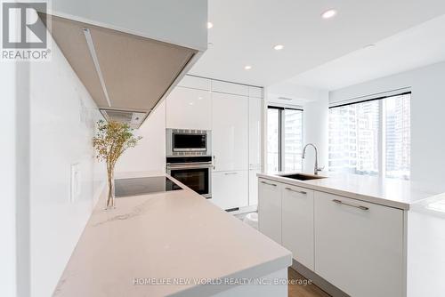 915 - 1 Gloucester Street, Toronto (Church-Yonge Corridor), ON - Indoor Photo Showing Kitchen With Upgraded Kitchen