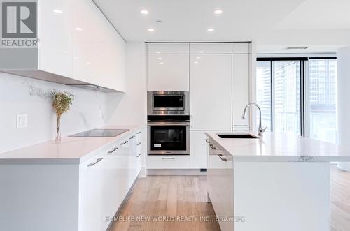 915 - 1 Gloucester Street, Toronto (Church-Yonge Corridor), ON - Indoor Photo Showing Kitchen With Upgraded Kitchen