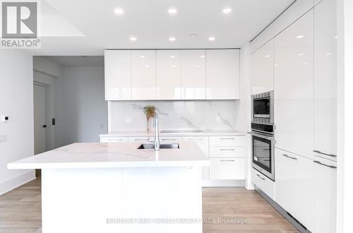 915 - 1 Gloucester Street, Toronto C08, ON - Indoor Photo Showing Kitchen With Upgraded Kitchen