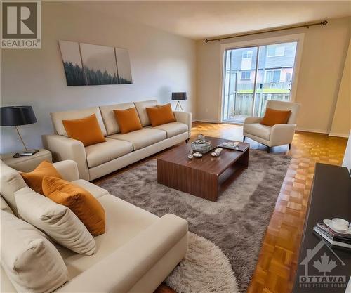 398 Garden Glen Private, Ottawa, ON - Indoor Photo Showing Living Room