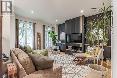 36 Holland Avenue, Aylmer (Ay), ON - Indoor Photo Showing Living Room