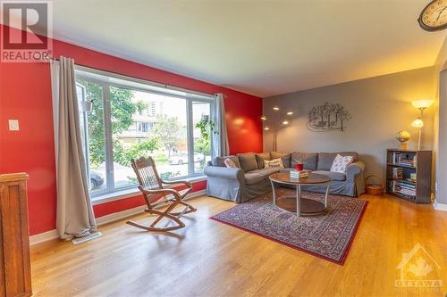 2660 Conn Street, Ottawa, ON - Indoor Photo Showing Living Room