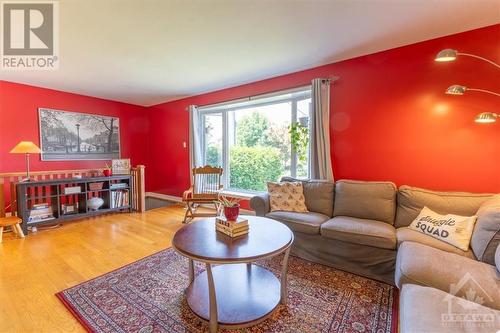 2660 Conn Street, Ottawa, ON - Indoor Photo Showing Living Room