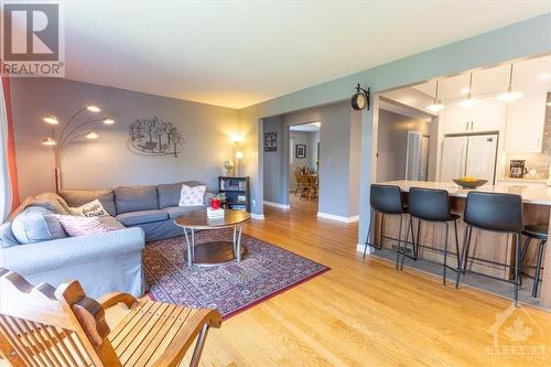 2660 Conn Street, Ottawa, ON - Indoor Photo Showing Living Room