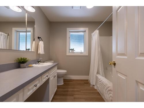 410 27Th Avenue N, Erickson, BC - Indoor Photo Showing Bathroom