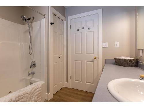 410 27Th Avenue N, Erickson, BC - Indoor Photo Showing Bathroom