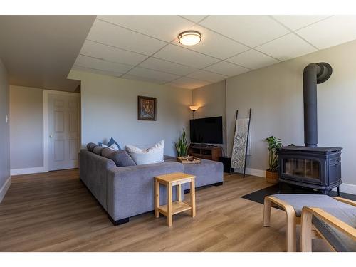 410 27Th Avenue N, Erickson, BC - Indoor Photo Showing Living Room With Fireplace