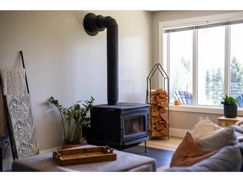 410 27Th Avenue N, Erickson, BC - Indoor Photo Showing Living Room With Fireplace