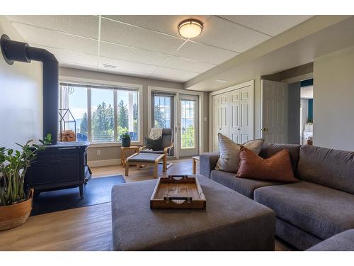 410 27Th Avenue N, Erickson, BC - Indoor Photo Showing Living Room