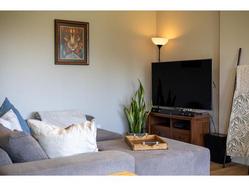 410 27Th Avenue N, Erickson, BC - Indoor Photo Showing Living Room