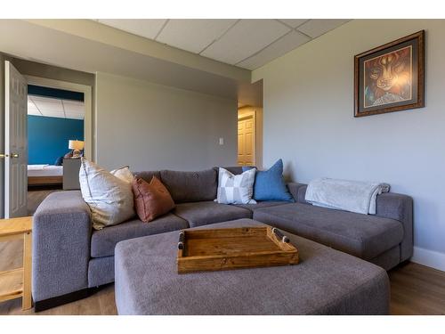 410 27Th Avenue N, Erickson, BC - Indoor Photo Showing Living Room