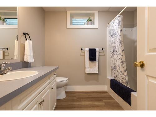 410 27Th Avenue N, Erickson, BC - Indoor Photo Showing Bathroom