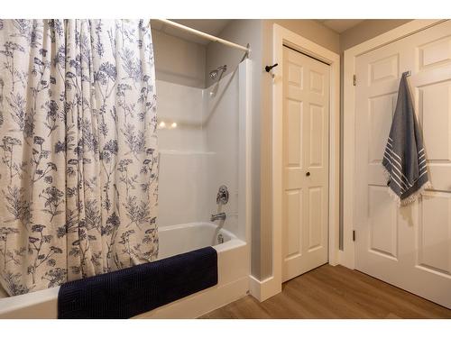 410 27Th Avenue N, Erickson, BC - Indoor Photo Showing Bathroom