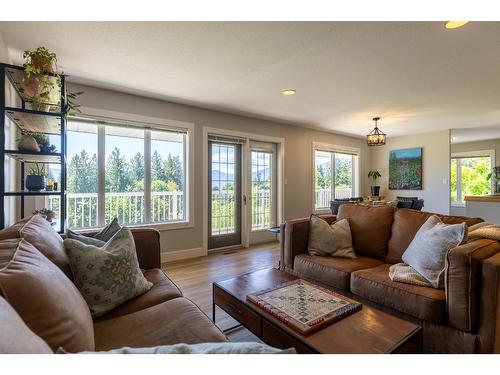 410 27Th Avenue N, Erickson, BC - Indoor Photo Showing Living Room