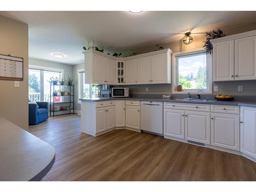 410 27Th Avenue N, Erickson, BC - Indoor Photo Showing Kitchen