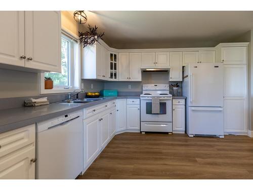 410 27Th Avenue N, Erickson, BC - Indoor Photo Showing Kitchen With Double Sink