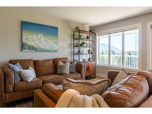 410 27Th Avenue N, Erickson, BC - Indoor Photo Showing Living Room