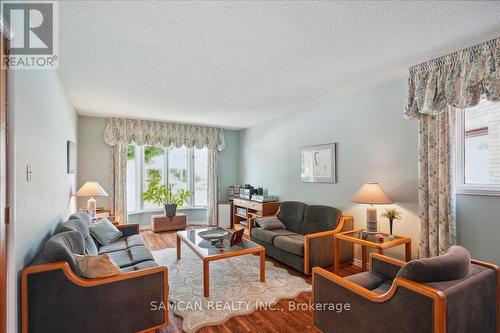 1331 Greenwood Crescent, Oakville, ON - Indoor Photo Showing Living Room