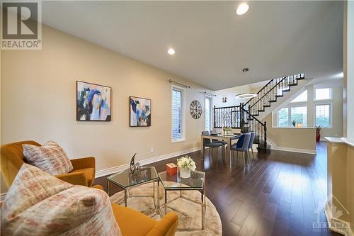 110 Cheyenne Way, Ottawa, ON - Indoor Photo Showing Living Room