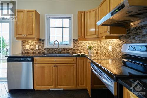 110 Cheyenne Way, Ottawa, ON - Indoor Photo Showing Kitchen With Upgraded Kitchen