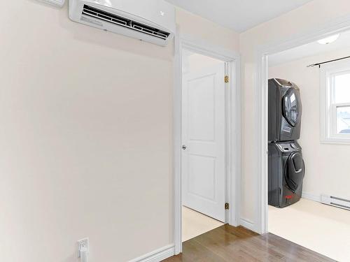 Corridor - 21 Rue Des Moissons, Sainte-Barbe, QC - Indoor Photo Showing Laundry Room