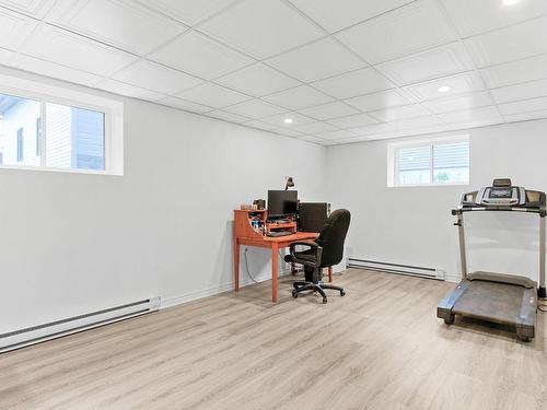 Salle familiale - 21 Rue Des Moissons, Sainte-Barbe, QC - Indoor Photo Showing Gym Room