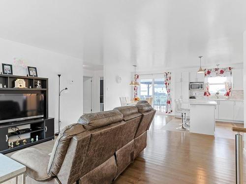 Overall view - 21 Rue Des Moissons, Sainte-Barbe, QC - Indoor Photo Showing Living Room