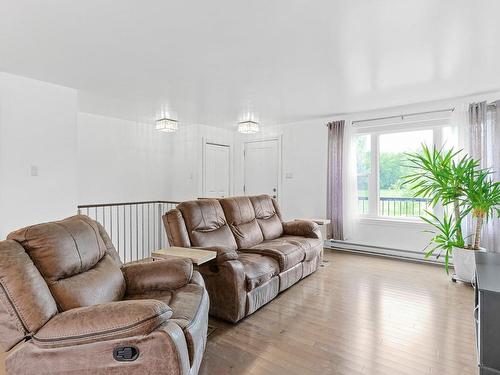 Salon - 21 Rue Des Moissons, Sainte-Barbe, QC - Indoor Photo Showing Living Room